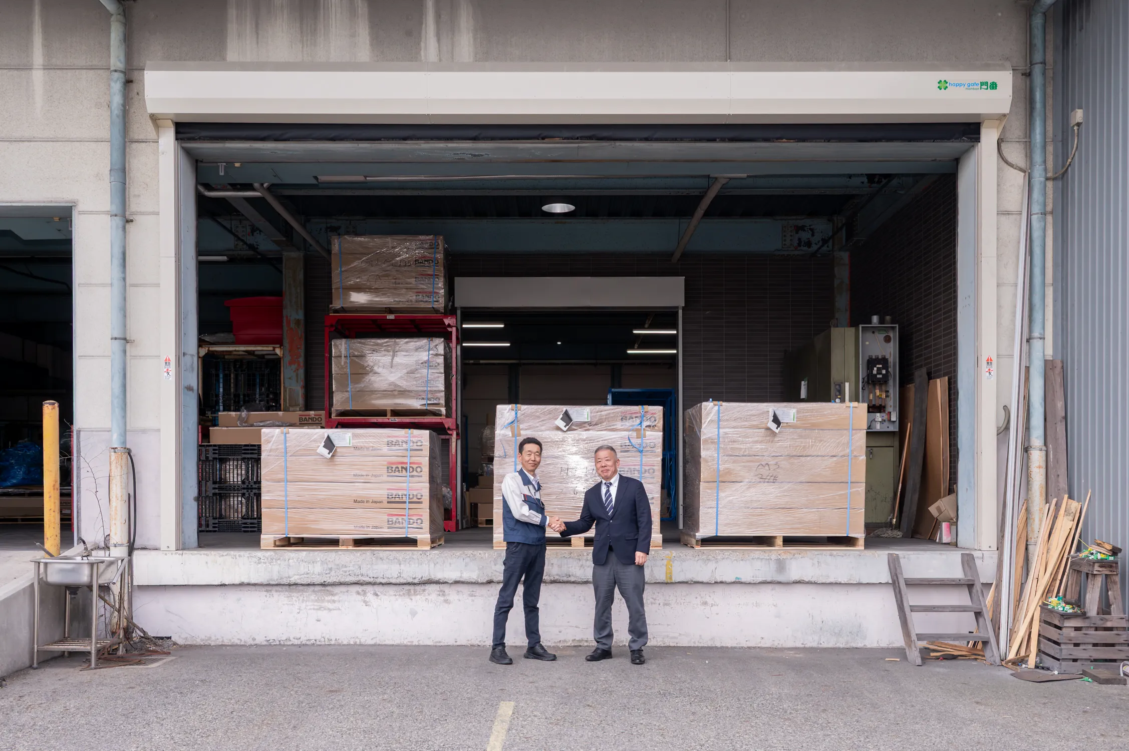 夏場の高温と西日から製品を守る。シートシャッター導入を含む出荷環境の見直しで、年間クレームを10分の1以下に。